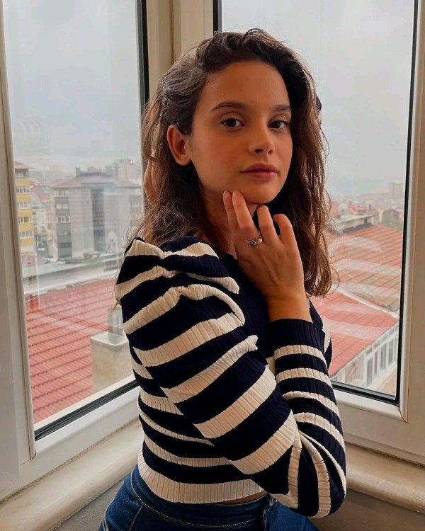 مسلسل سيرا بيرينتش الجديد 2022 الممثلة التركية سيرا بيرينتش ويكيبيديا ، بطلة مسلسل الياقة المغبرة
