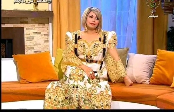 الإعلامية منى لعواد ويكيبيديا مسيرة الصحفية مذيعة قناة التلفزيون الجزائري منى لعواد باجمل إطلالة